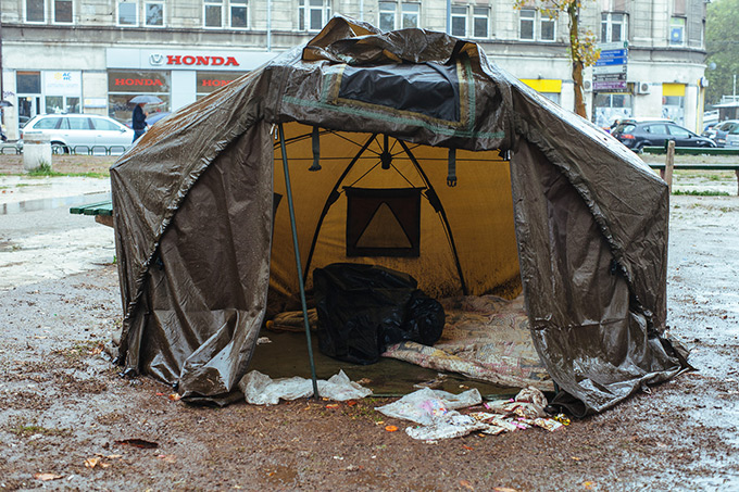 A vacant tent in the park next to the bus station, where hundreds of refugees are staying. But after a day of heavy rain, most of the tents are vacated. September 2015. Author Luka Knežević Strika (Belgrade Raw).